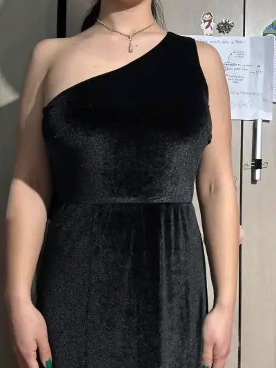 Vestido negro de un solo hombro con abertura - miniatura 1