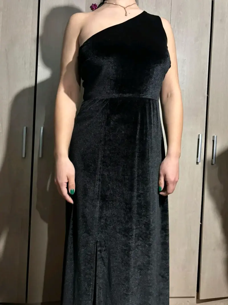 Vestido negro de un solo hombro con abertura - 2