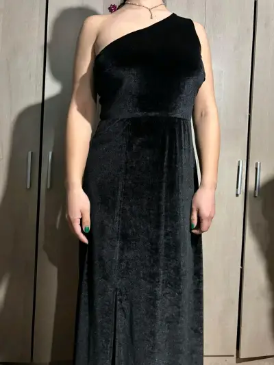 Vestido negro de un solo hombro con abertura - miniatura 2