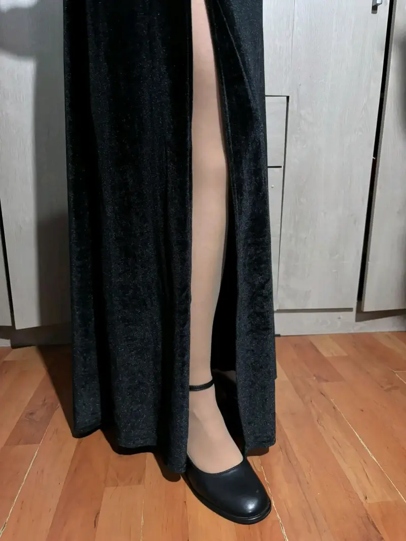 Vestido negro de un solo hombro con abertura - 3