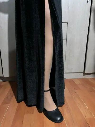Vestido negro de un solo hombro con abertura - miniatura 3