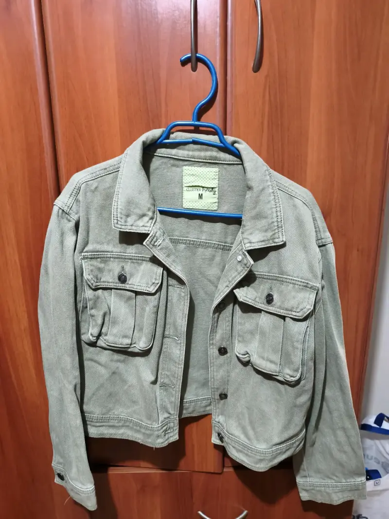 Chaqueta de mezclilla verde militar para mujer