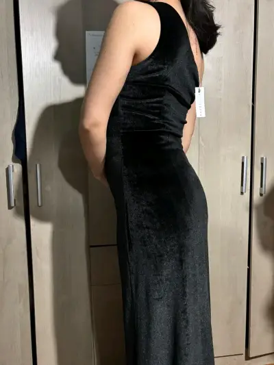 Vestido negro de un solo hombro con abertura - miniatura 4