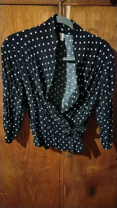 Blusa negra de lunares blancos para mujer - miniatura 1