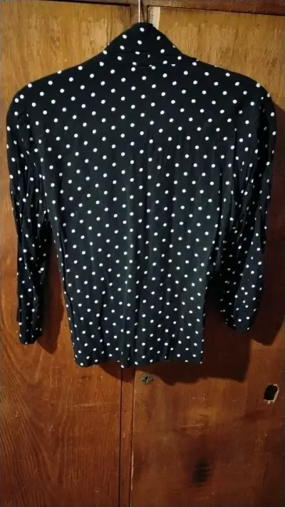 Blusa negra de lunares blancos para mujer - miniatura 2