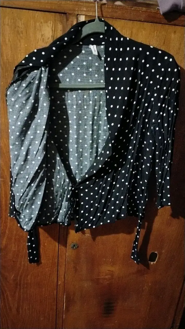 Blusa negra de lunares blancos para mujer - 3