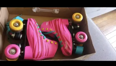 Patines de cuatro ruedas rosas con protecciones - miniatura 1