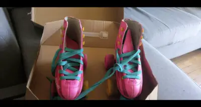 Patines de cuatro ruedas rosas con protecciones - miniatura 2