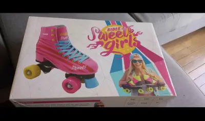 Patines de cuatro ruedas rosas con protecciones - miniatura 3