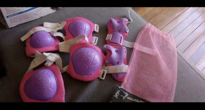 Patines de cuatro ruedas rosas con protecciones - 4