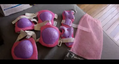 Patines de cuatro ruedas rosas con protecciones - miniatura 4