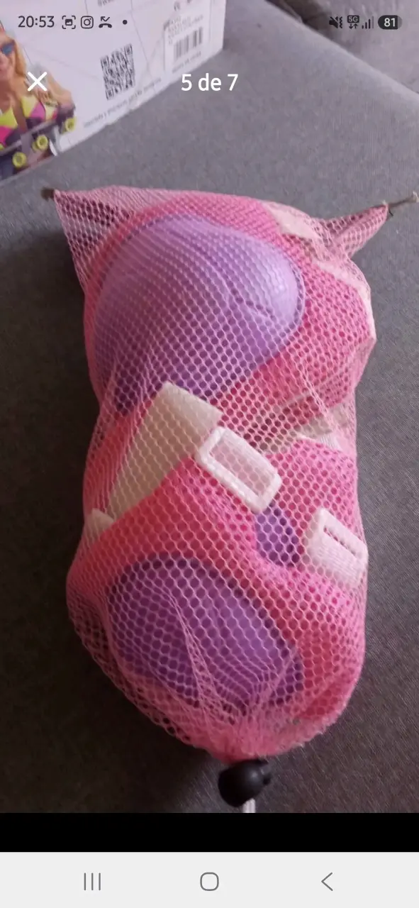 Patines de cuatro ruedas rosas con protecciones - 5