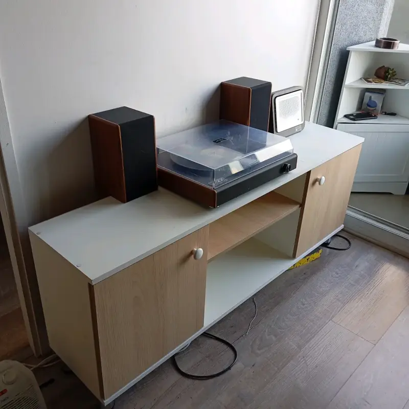 Mueble para tocadiscos con parlantes integrados - 1