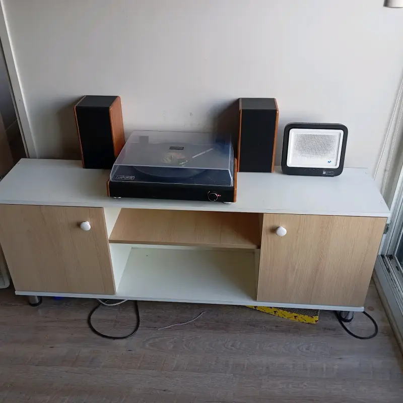 Mueble para tocadiscos con parlantes integrados - 2