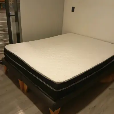 Cama matrimonial con colchón en buen estado - miniatura 1