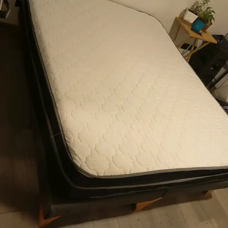 Cama matrimonial con colchón en buen estado - 2