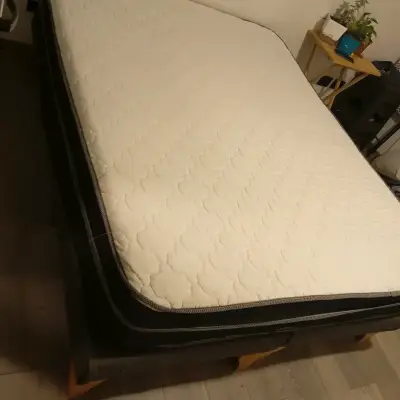 Cama matrimonial con colchón en buen estado - miniatura 2