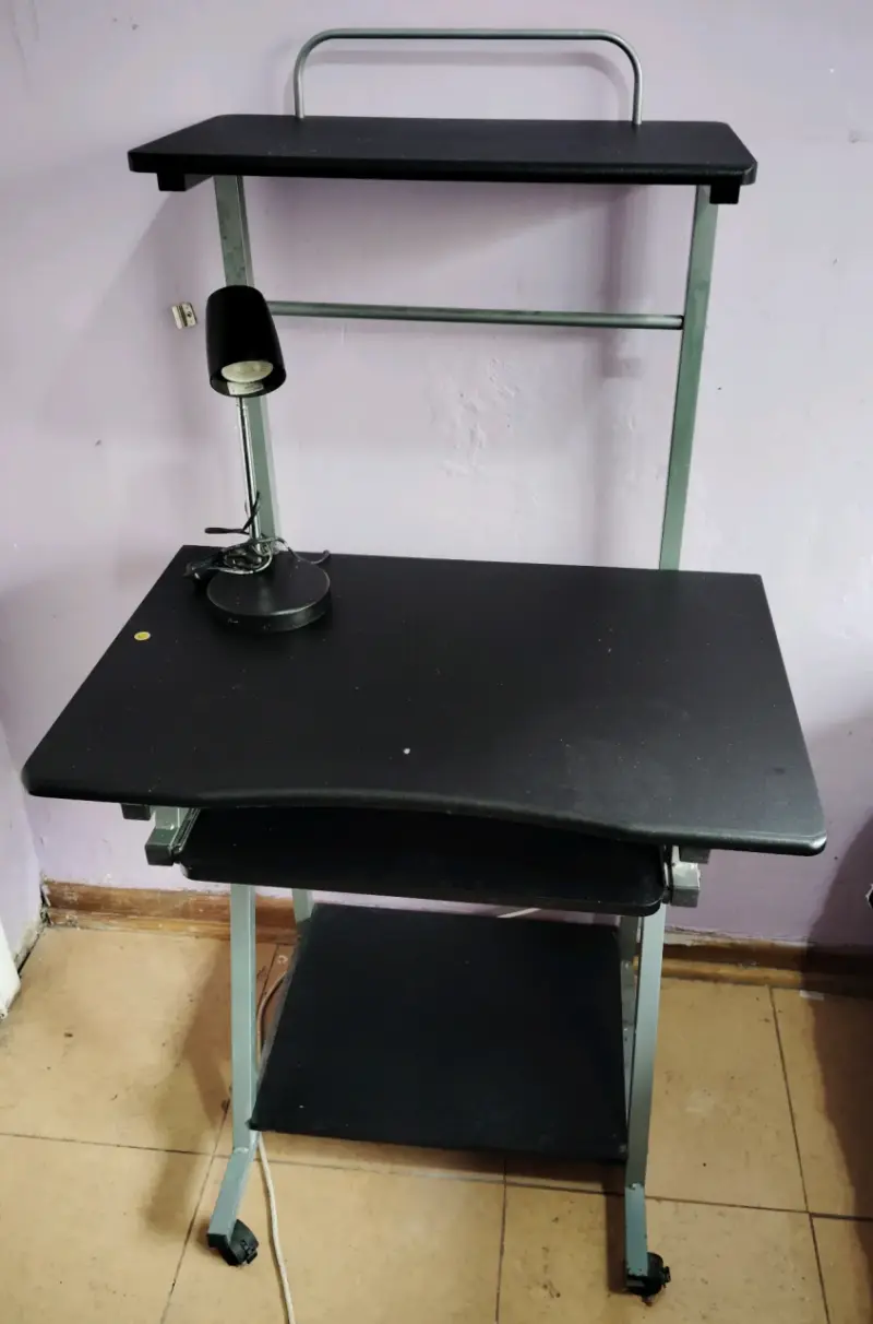 Escritorio compacto con lámpara integrada