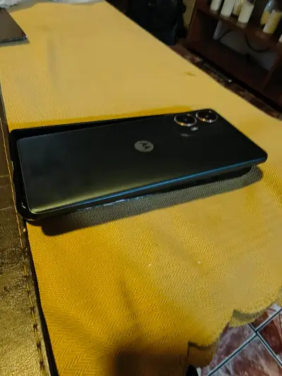 Smartphone Motorola con doble cámara trasera - miniatura 1
