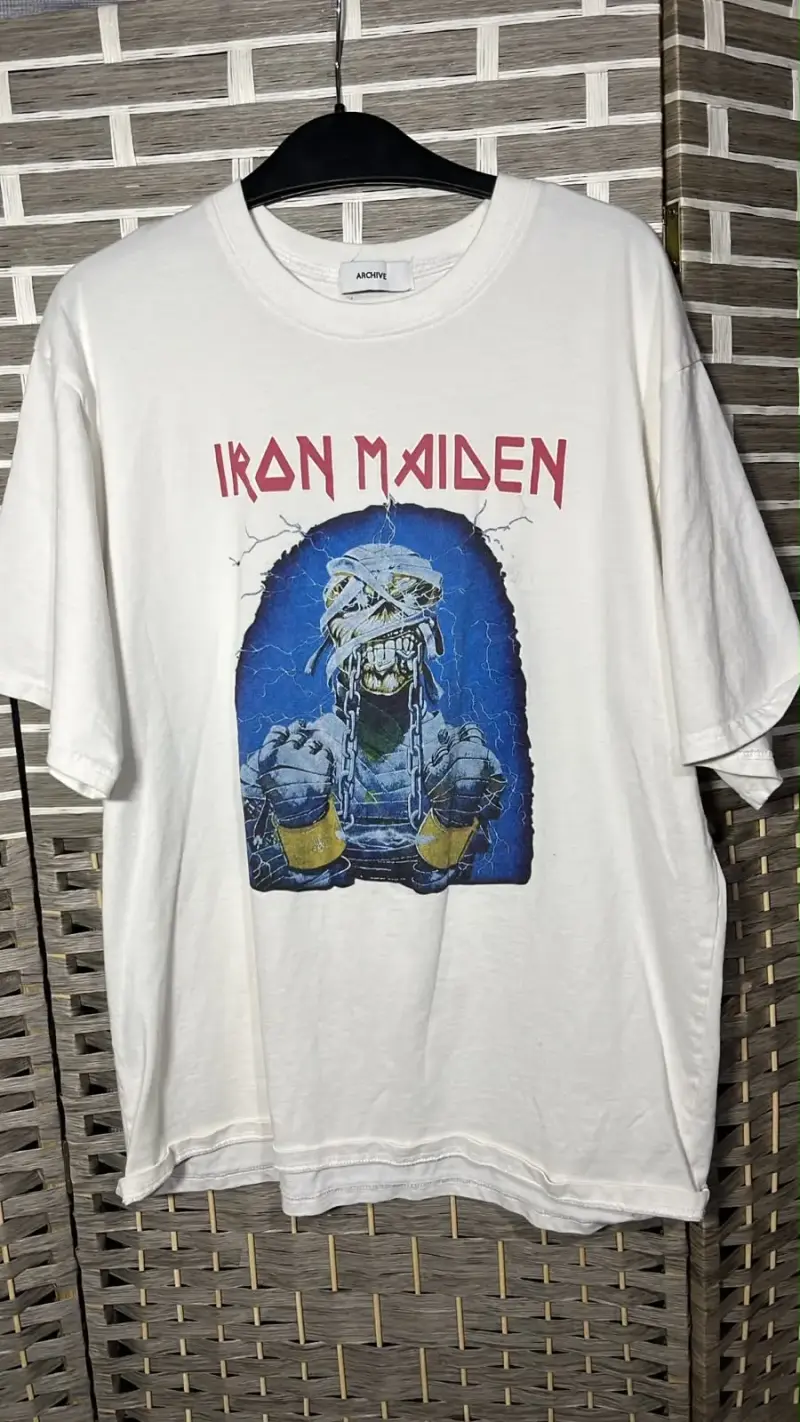 Polera Iron Maiden blanca con diseño gráfico