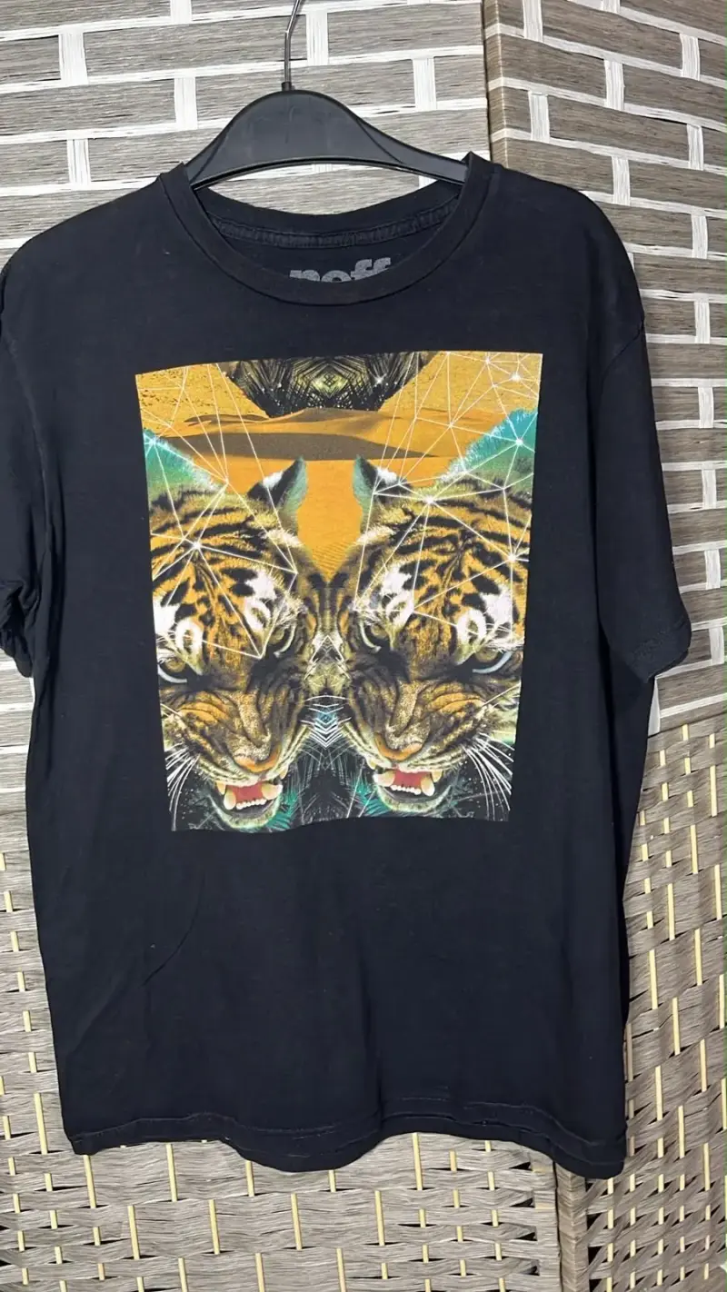 Polera negra con diseño de tigres Neff