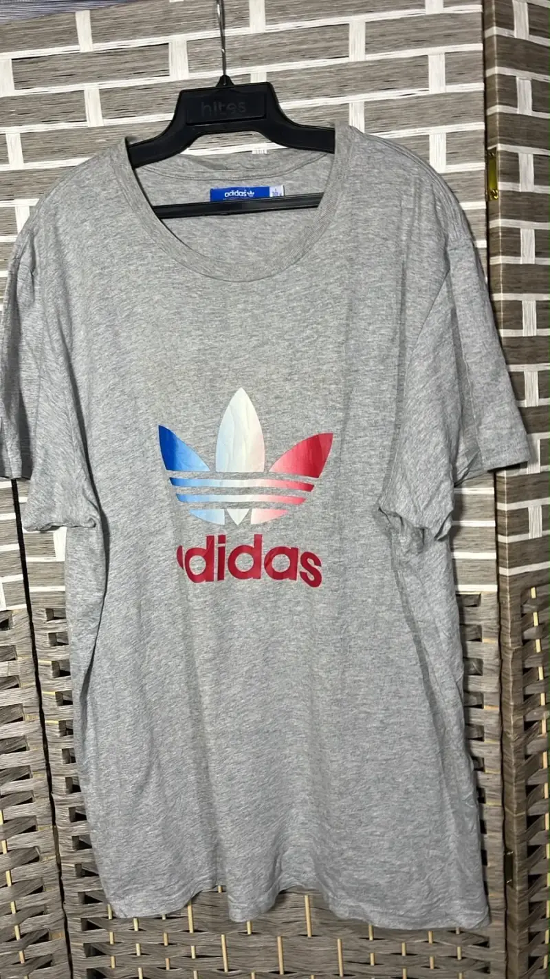 Polera gris Adidas con logo tricolor