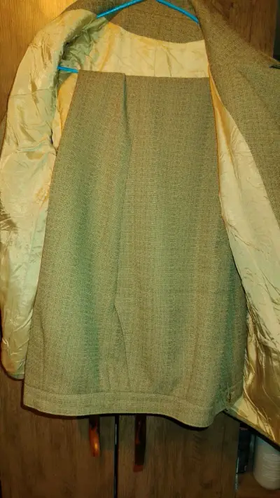 Traje de mujer verde musgo - miniatura 2