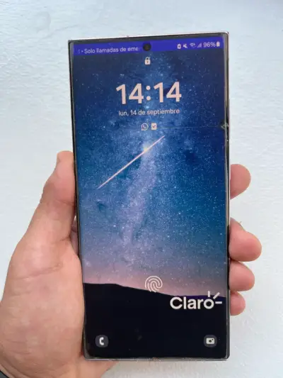 Samsung Galaxy S23 Ultra con pantalla dañada - miniatura 1