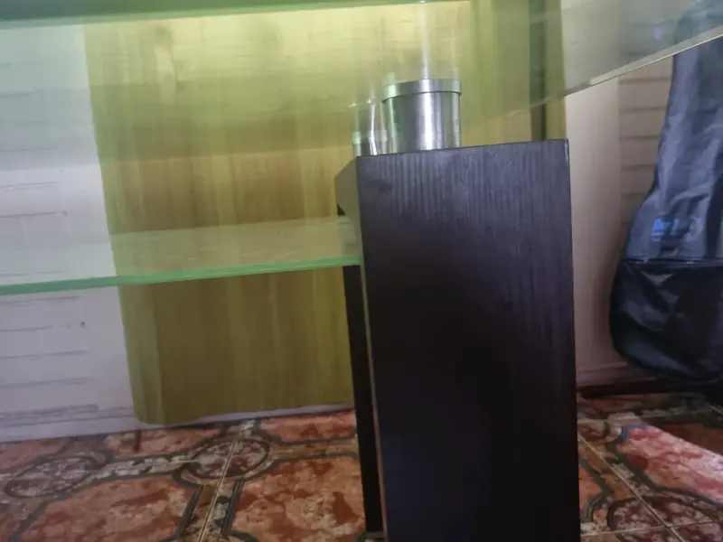 Mesa de centro de vidrio y madera moderna - 1
