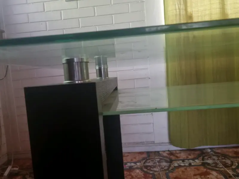 Mesa de centro de vidrio y madera moderna - 4