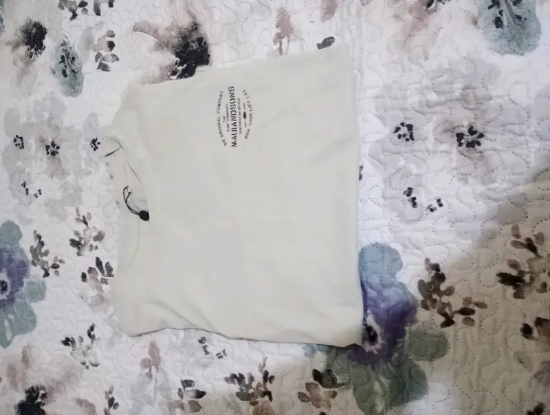 Polera blanca con diseño estampado