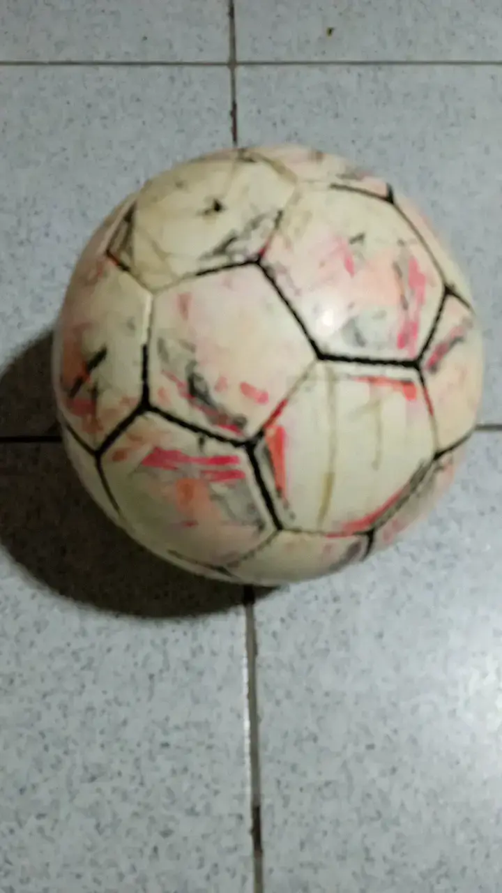 Pelota de fútbol usada en buen estado - 1
