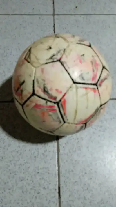 Pelota de fútbol usada en buen estado - miniatura 1