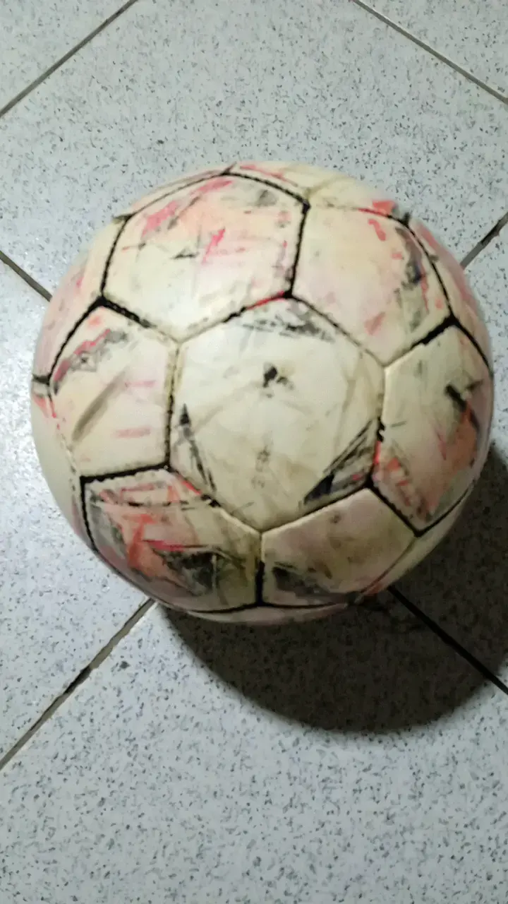 Pelota de fútbol usada en buen estado - 2
