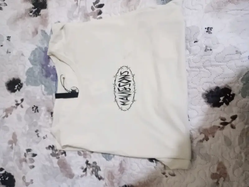 Polera blanca con diseño gráfico Malicious