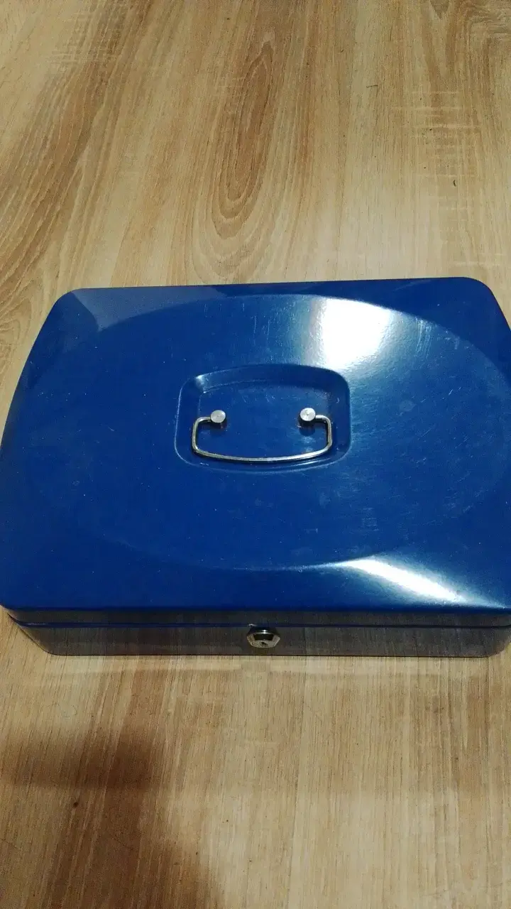 Caja de seguridad metálica azul con cerradura