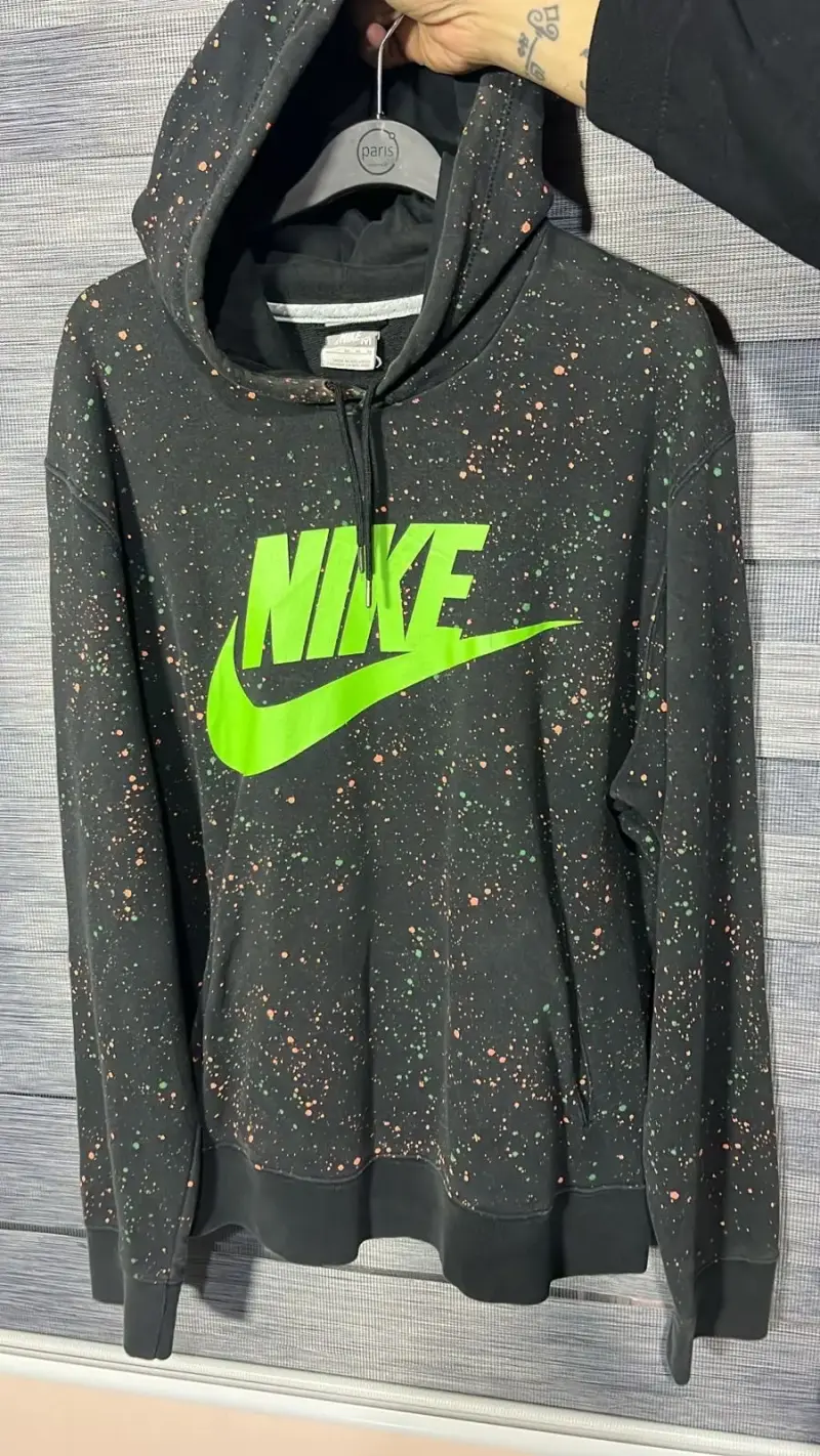 Polerón Nike negro con diseño de salpicaduras