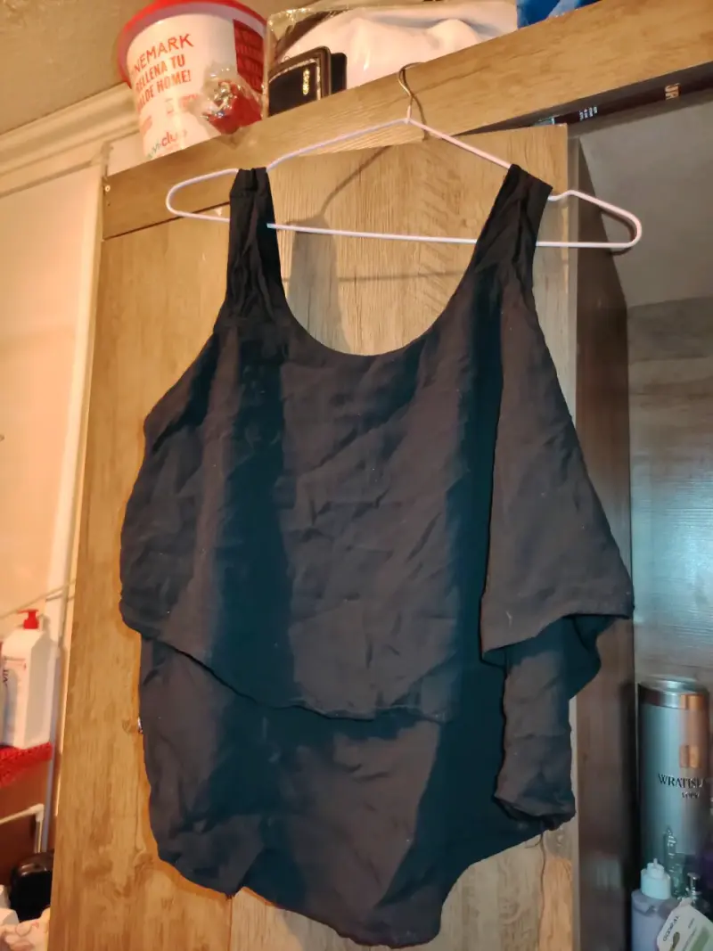 Blusa negra sin mangas para mujer - 2