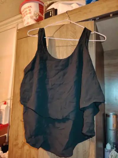 Blusa negra sin mangas para mujer - miniatura 2