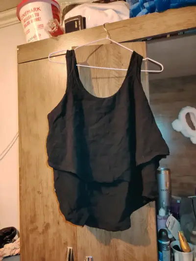 Blusa negra sin mangas para mujer - miniatura 3