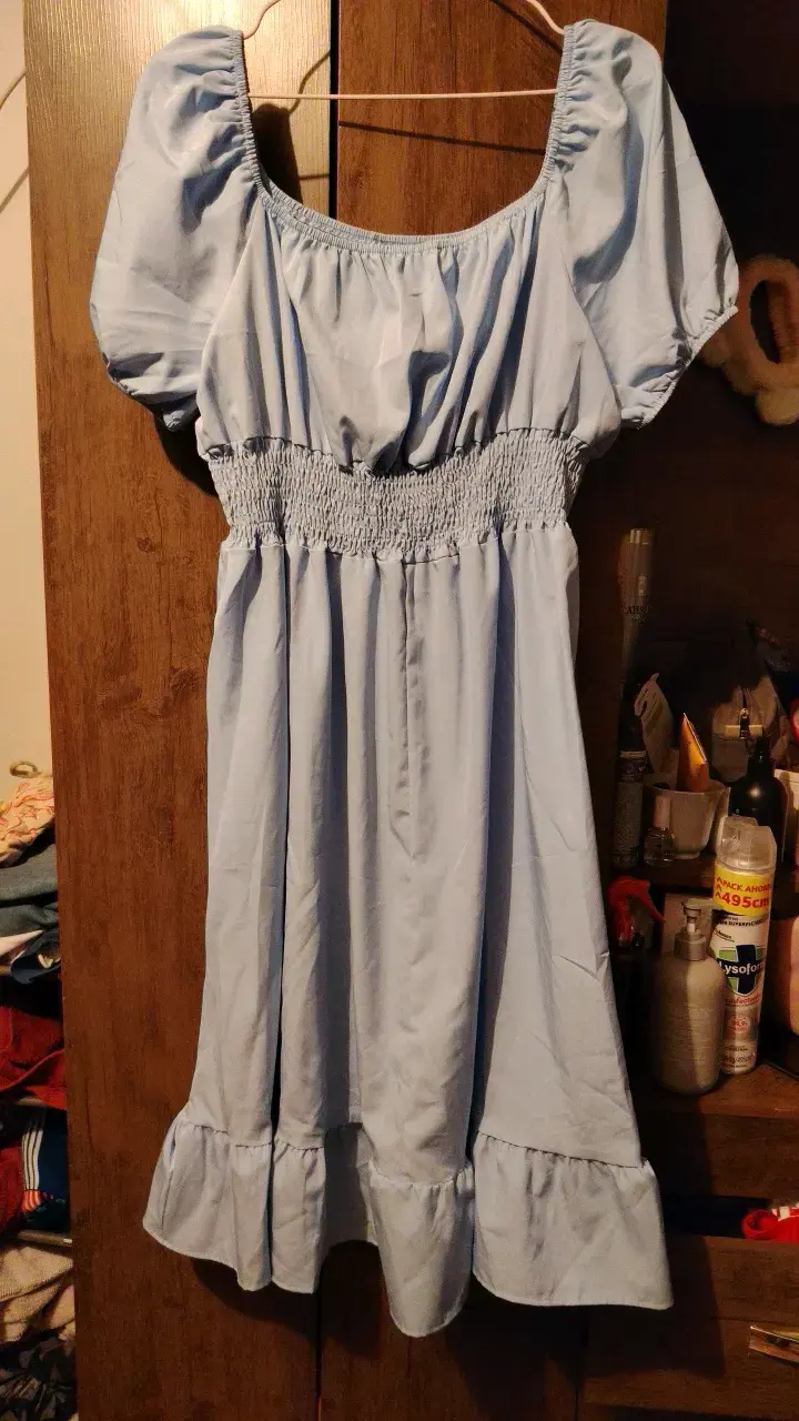 Vestido azul claro con mangas abullonadas - 1