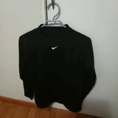 Polera deportiva negra ensignia  Nike para hombre - miniatura 1