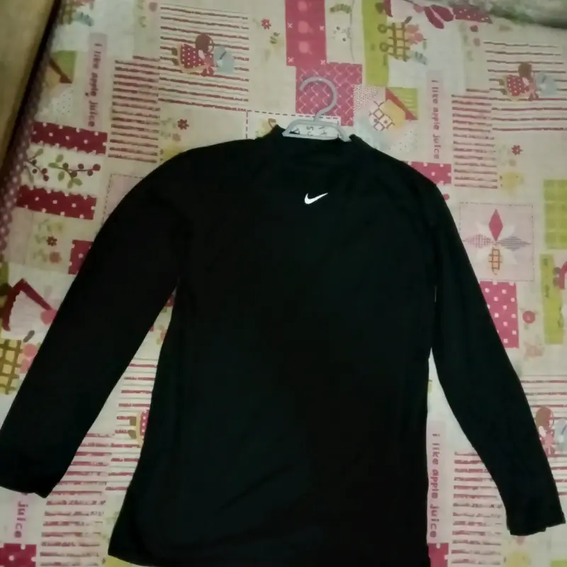 Polera deportiva negra ensignia Nike para hombre - 2
