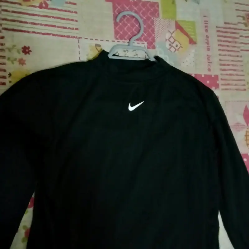 Polera deportiva negra ensignia Nike para hombre - 3
