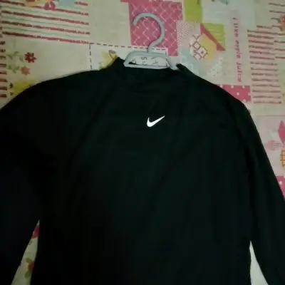 Polera deportiva negra ensignia  Nike para hombre - miniatura 3