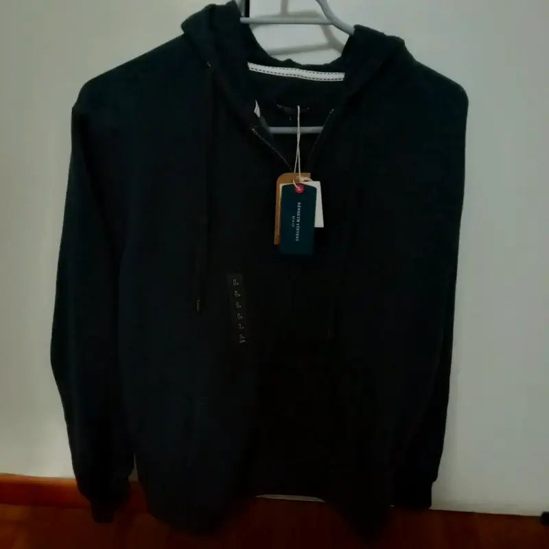 Polerón negro con capucha y cierre para hombre - 1