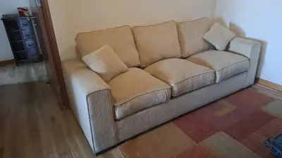 Sofá beige de tres plazas en buen estado - miniatura 2