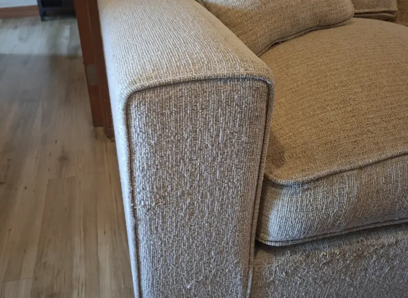 Sofá beige de tres plazas en buen estado - 3