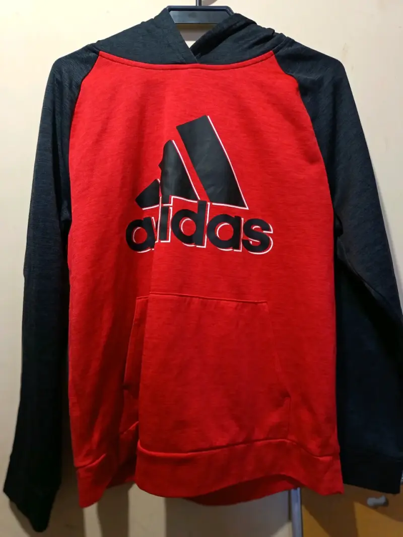 Polerón con capucha Adidas rojo y negro - 1