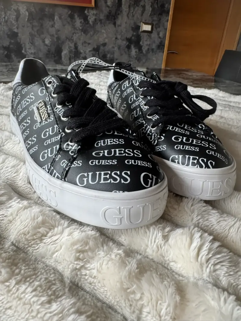 Zapatillas negras Guess con logo, talla 8.5 - 1